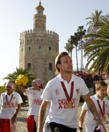 Rakitic pasando junto a la Torre del Oro tras su paseo en barco por el río Guadalquivir.
