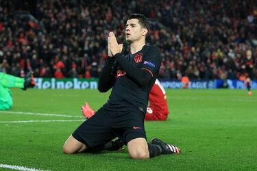 Cómo se repetirá varias veces en esta secuencia de arietes, Morata recogió el '9' tras haber vestido el '19' en su llegada al club. Curiosamente, en su caso en la actualidad vuelve a portar el '19'. En el verano de 2019 el '9' quedó libre al salir Kalinic y lo recogió el madrileño que ya había jugado de rojiblanco en la cantera. En sus primeros meses había logrado seis tantos en 17 partidos y ya en su primera campaña completa acabó como máximo anotador de la plantilla con 16 dianas. Su pérdida de protagonismo en favor de Diego Costa, que fue el elegido por Simeone en los cuartos de Champions ante el Leipzig, afeó su relación con el técnico y salió cedido en 2020 a la Juventus para pasar dos años antes de regresar al club donde actualmente es la referencia arriba.