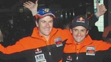 <b>EN CASA. </b>Coma (izquierda) y Esteve, felices con sus trofeos.