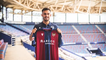 Diego Pampín posa con la camiseta del Levante.