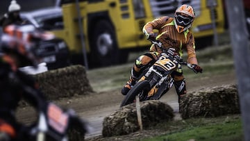 Álex Rins haciendo dirt track.