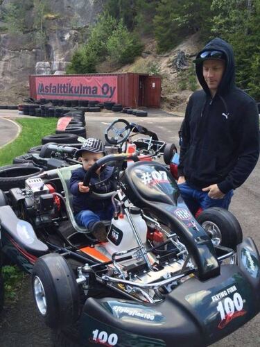 Raikkonen inculca al peque?o Robin su afición por los coches