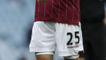 Carles Gil debuta como titular en el Aston Villa con un golazo