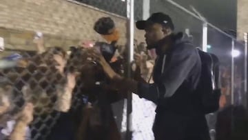 Kevin Durant con los aficionados de los Thunder.