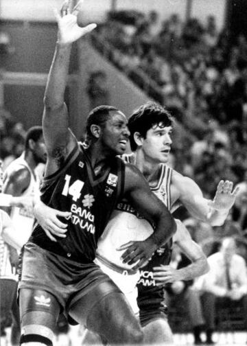 Fernando Martín volvió al Real Madrid en 1987 después de su paso por la NBA. A su vuelta, encontró en el Barcelona un fortísimo rival con Audie Norris, Epi y Solozábal entre otros. En la imagen, con Norris.