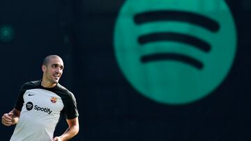 Oriol Romeu, entrenándose con el Barça.