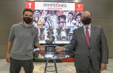 Premio As del Deporte al Sevilla. El jugador Jesús Navas y el presidente Pepe Castro posan con el galardón. 