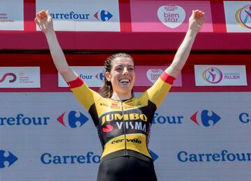 El 1 de mayo de 2023 pasará a la historia del ciclismo femenino español. Comenzó la primera edición de La Vuelta a España femenina con una primera etapa de contrarreloj por equipos de 14,5 km en la localidad alicantina de Torrevieja. El equipo Jumbo se llevó la victoria y la británica Anna Henderson, el primer maillot rojo. 