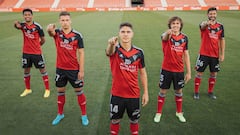 Marcos Paulo, Mráz, Pinchi, Javi Serrano y Raúl Navas posan sobre el césped de Anduva con su nueva camiseta.