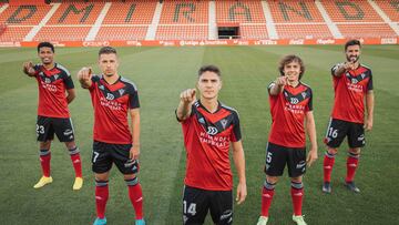 Marcos Paulo, Mráz, Pinchi, Javi Serrano y Raúl Navas posan sobre el césped de Anduva con su nueva camiseta.