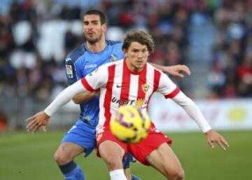 El defensa argentino del Almería Sebastián Dubarbier y el defensa del Getafe Álvaro Arroyo durante el partido correspondiente a la vigésimo primera jornada de Liga de Primera División.