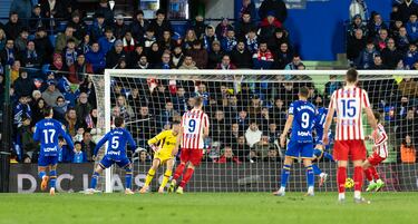Autogol de Domingos Duarte tras un centro de Raspadori en dirección a Griezmann que desvió el defensa sin querer a su propia portería. 
 
 
 
