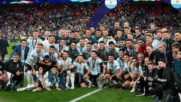 LONDON, ENGLAND - JUNE 01: . Players of Argentina celebrate after the Finalissima 2022 match between Italy and Argentina at Wembley Stadium on June 1, 2022 in London, England. (Photo by Alex Gottschalk/DeFodi Images via Getty Images)