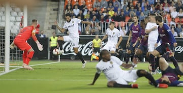 1-0. Ezequiel Garay marcó el primer gol.