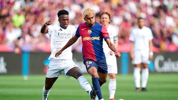 BARCELONA, SPAIN - MAY 11: Lamine Yamal of FC Barcelona competes for the ball with Vinicius Junior of Real Madrid CF during the LaLiga EA Sports match between FC Barcelona and Real Madrid CF at Estadi Olimpic Lluis Companys on May 11, 2025 in Barcelona, Spain. (Photo by Pedro Salado/Getty Images)