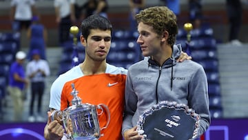 Tennis - U.S. Open - Flushing Meadows, New York, United States - September 11, 2022 Spain's Carlos Alcaraz poses with the trophy after winning the U.S. Open with Norway's Casper Ruud REUTERS/Mike Segar