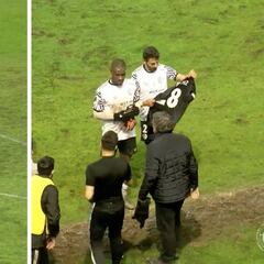 Minuto 92', empate, y ocurre lo impensable: roja al portero y se pone un defensa en la falta clave