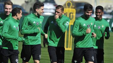 Joaquín y bartra, en el centro, ríen durante un entrenamiento.