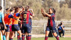 Paula Fernández celebra su golazo al Villarreal con sus compañeras del Levante.