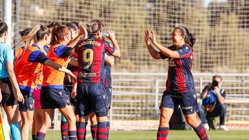 Paula Fernández celebra su golazo al Villarreal con sus compañeras del Levante.