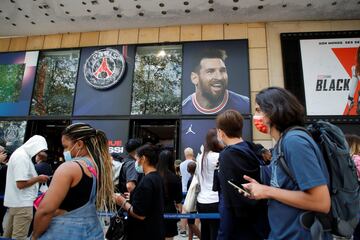 Numerosos aficionados del Paris Saint-Germain se han agolpado en la puerta de la tienda oficial del estadio para conseguir una camiseta del astro argentino.