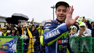 Yamaha rider Valentino Rossi of Italy (R) waves to fans prior to the first practice round of the MotoGP Japanese Grand Prix at Twin Ring Motegi circuit in Motegi, Tochigi prefecture on October 13, 2017. / AFP PHOTO / Toshifumi KITAMURA