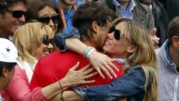 Rafa Nadal se abraza a su hermana en presencia de su madre en uno de los palcos de Roland Garros.
