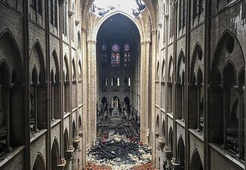 Interior de la Catedral de Notre Dame de París tras el incendio que empezó en la tarde del lunes 15 de abril de 2019.