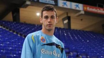 <b>PREPARADO. </b>Álvaro posó ayer para AS en el estadio de Cornellà-El Prat.