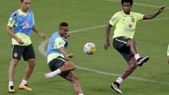 Danilo, entren&aacute;ndose con Brasil antes del partido contra Uruguay.