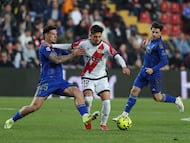 MADRID, 04/03/2026.-El delantero del Rayo Vallecano Ilias Akhomach y el defensa del Oviedo Javier López, durante el partido de la jornada 23 de LaLiga entre el Rayo Vallecano y el Oviedo, este miércoles en el estadio de Vallecas.-EFE/ Kiko Huesca
