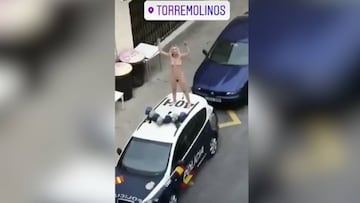 Las redes no dan crédito: una mujer desnuda se sube al techo de un coche de policía
