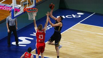 Gio Shermadini lanza durante el partido entre el Iberostar Tenerife y el Baxi Manresa.