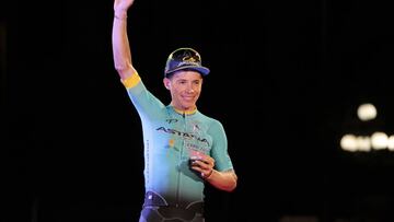 El ciclista del Astana Miguel &Aacute;ngel L&oacute;pez posa con el premio As al mejor joven de la Vuelta a Espa&ntilde;a 2017 en el podio de Madrid.