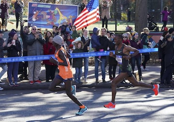 El etíope Tola Shura Kitata y el keniata Festus Talam durante la Maratón de Nueva York. 