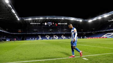 Diego Rolan, abandonando Riazor en un partido del Deportivo.