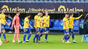 Los jugadores del Cádiz, durante el partido con el Getafe.