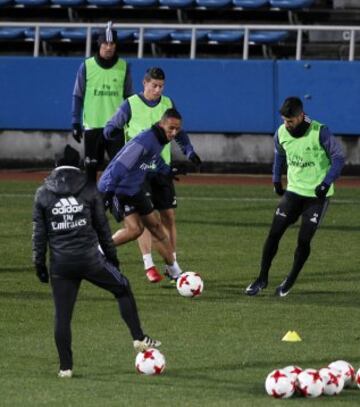 James entrena y comparte al lado de sus compañeros del Real Madrid en Yokohama.