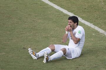 Durante la Copa del Mundo de 2014 en Brasil, Suárez mordió en el hombro al defensor italiano Giorgio Chiellini.