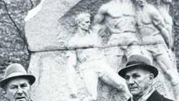 <b>LOS ÚLTIMOS SUPERVIVIENTES.</b> Yossif Balakin e Igor Goncharenko, los últimos supervivientes de los héroes del START, se fotografiaron en 1989 como recoge la imagen superior como un último recuerdo delante del monumento a su legendario equipo. Goncharenko fue el último en fallecer, en 1997.