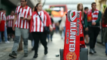 Soccer Football - Europa League - Semi Final - First Leg - Athletic Bilbao v Manchester United - San Mames, Bilbao, Spain - May 1, 2025 A scarf is pictured outside the stadium before the match Action Images via Reuters/Lee Smith