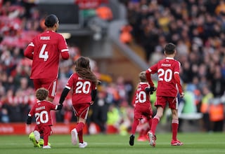 El hermoso momento entre Virgil van Dijk y los hijos de Diogo Jota