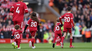 El hermoso momento entre Virgil van Dijk y los hijos de Diogo Jota