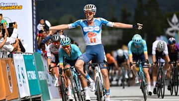 El ciclista británico Max Poole celebra su victoria en la tercera etapa del Tour de Langkawi