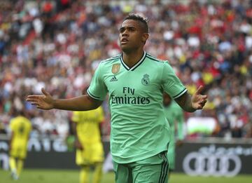 La oferta al delantero debe ser generosa (en Chamartín ingresa 4M€ por temporada) y el objetivo del Real Madrid para ayudar a cuadrar el balance del verano es ingresar 20M€ por él. En cualquier caso, el madridista sigue anclado a la misma idea todo el verano: quiere quedarse.