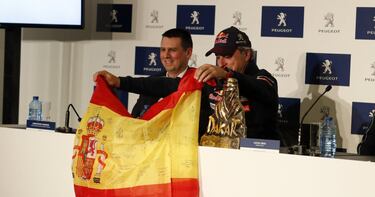 Los campeones de coches del Dakar 2018 llegaron al aeropuerto de Madrid en medio de una gran expectación y de decenas de seguidores que les vitorearon a su llegada.