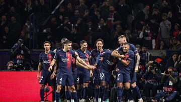 Paris (France), 25/10/2023.- Paris Saint Germain's Kylian Mbappe (R) and Paris Saint Germain's Ousmane Dembele (L) react during the UEFA Champions League Group F match between Paris Saint-Germain and AC Milan in Paris, France 25 October 2023. (Liga de Campeones, Francia) EFE/EPA/CHRISTOPHE PETIT TESSON
