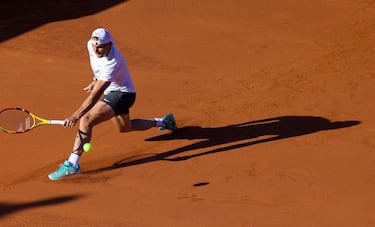 Nadal se entrena en su pista de Barcelona sin exhibir el saque