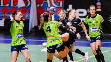 El Costa del Sol Málaga defiende el ataque islandés.