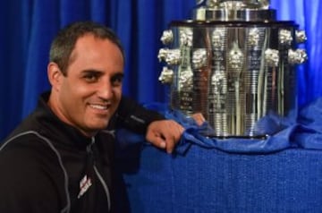 El piloto bogotano celebra su segunda distinción dentro del Trofeo Borg-Warner durante un evento en el museo del Indianapolis Motor Speedway.
